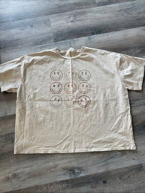 Chicsoul Neutral Graphic Smiley Face Tee - Tan/Beige. Sz 2xl